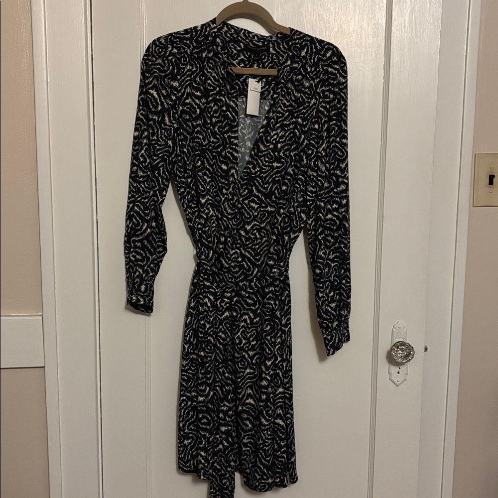 V-neck collar dress-fitted waist,flair skirt w buttons down front. Tie at waist.